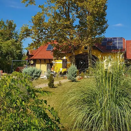 Harmonia Apartmanhaz * בלטונללה